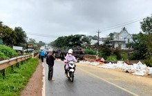 Quốc lộ 20 tê liệt vì xe tải chở hàng chục tấn phân bón bị lật