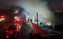Cháy lớn tại xưởng giấy rộng hơn 1.000 m2 ven Quốc lộ 5