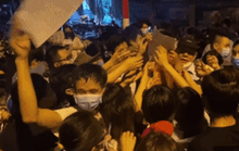 Vụ chen lấn tiêm vắc-xin: Bí thư và Chủ tịch phường rút kinh nghiệm