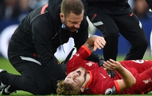 Sao trẻ Liverpool chấn thương kinh hoàng, giới chuyên môn bất đồng vì thẻ đỏ