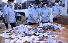 CLIP: Hơn 60.000 viên thuốc điều trị Covid-19 nguỵ trang là quà biếu về Việt Nam