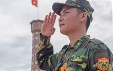 Cuộc thi ảnh "Thiêng liêng cờ Tổ quốc":
Dưới ngọn Quốc kỳ