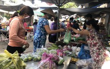Đi chợ truyền thống, phải biết cách xa nhau...