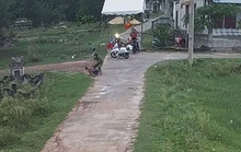 Vượt chốt kiểm dịch Covid-19 bất thành, người đàn ông quay lại đánh công an