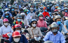 CLIP: Nhiều tuyến phố Hà Nội đông nghịt người trong ngày bỏ giấy đi đường