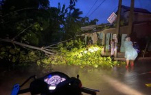 Quảng Nam đang có gió mạnh, lốc xoáy làm tốc mái nhiều nhà dân