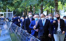 Chủ tịch nước Nguyễn Xuân Phúc thăm Khu tưởng niệm nạn nhân vụ khủng bố 11-9