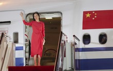 Đằng sau tấm thảm đỏ trải từ cửa máy bay của công chúa Huawei