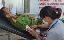 Cán bộ, chiến sĩ công an hiến máu giúp bệnh nhi nghèo
