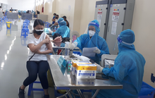 Tiêm mũi 2 vắc-xin phòng Covid-19 cho công nhân “3 tại chỗ”