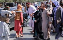 Phụ nữ Afghanistan vùng dậy bất chấp nòng súng, roi, gậy của Taliban