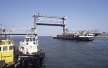 Ukraine đơn phương đóng cảng đối với tàu Nga