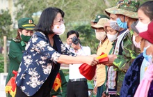 Nguyên Phó Chủ tịch nước Đặng Thị Ngọc Thịnh tặng quà và cờ Tổ quốc cho bà con biên giới
