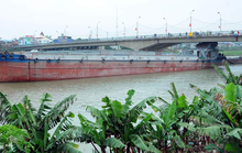 Sà lan chở xi măng tông nứt gầm cầu Thái Bình