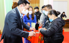 Chủ tịch Quốc hội tặng quà Tết cho người nghèo tại Nghệ An