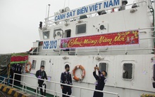 Cảnh sát biển trang trí tàu, gói bánh chưng đón Tết Cổ truyền dân tộc