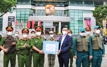 Trực giao thừa, các lực lượng Công an TP Đà Nẵng nhận quà từ Chủ tịch UBND thành phố