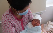 Bác sĩ, thai phụ bất ngờ với cân nặng của bé trai khi được sinh thường