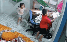 CLIP:  Cướp liều lĩnh đập cửa nhà ở Đồng Nai, 2 cháu nhỏ rúm ró đưa tài sản