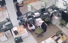 CLIP: Táo tợn dùng vật giống súng cướp chi nhánh ngân hàng Vietcombank, lấy đi 3 tỉ đồng