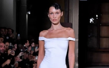 Chiếc váy phun sơn gây sốt của Bella Hadid