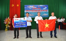 Thêm 2.000 lá cờ Tổ quốc tặng ngư dân tỉnh Bến Tre