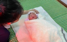 Bỏ rơi con kèm mảnh giấy mới 17 tuổi, đang đi học nên không thể nuôi bé