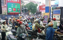 TP HCM: Người dân vẫn khó tìm được nơi đổ xăng