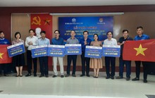 Trao 10.000 lá cờ Tổ quốc cho 6 huyện, thị, đồn biên phòng và Tỉnh đoàn Hà Tĩnh