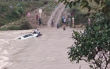 24 giờ ngăn ôtô của thầy giáo bị lũ cuốn trôi