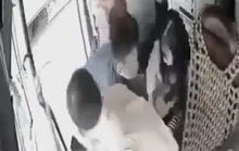 Xôn xao clip nhân viên nhà xe đè cô gái trên xe khách