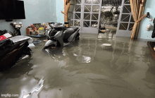 Đường phố thành sông, nước tràn vào nhà, bệnh viện ở Đà Nẵng