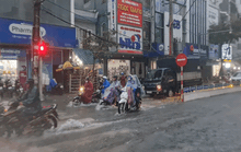 Bão số 5 gây mưa lớn, đường phố Đà Nẵng ngập, 2 tàu cá Khánh Hòa bị chìm