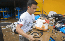 Người dân Đà Nẵng tất bật dọn dẹp bùn đất, méo mặt vì tài sản vùi trong nước