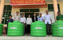 Tân Á Đại Thành trao tặng bình chứa nước và máy lọc nước cho người dân vùng lũ Nghệ An