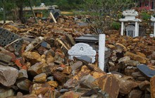 Nghĩa trang lớn nhất Đà Nẵng sạt lở tan hoang, hàng trăm người tất tả đi tìm mộ