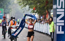 “Nữ hoàng điền kinh” Nguyễn Thị Oanh vô địch và phá kỷ lục tại VPBank Hanoi Marathon 2022