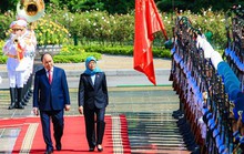 Chủ tịch nước Nguyễn Xuân Phúc chủ trì Lễ đón Tổng thống Singapore
