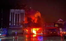 Cửa hàng ngũ kim nằm cạnh ngân hàng bốc cháy dữ dội