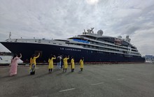 Du thuyền cao cấp đến từ Pháp cập cảng Sài Gòn