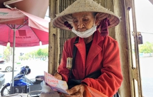 Cụ bà 78 tuổi đi bán vé số bị lừa tiền oan uổng