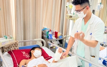Mày mò làm thước kẻ gỗ, thiếu niên 13 tuổi bị máy cưa cắt đứt bàn tay