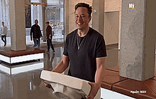 Tỉ phú Elon Musk xách... bồn rửa đến thăm văn phòng Twitter