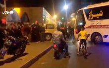 Xả súng tại đền thờ ở Iran, tiếng kêu cứu thảm thiết