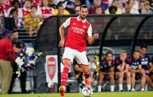 Cựu sao Arsenal bị đâm ở siêu thị, thành Milan kinh hoàng