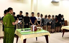 Đột kích quán karaoke, bắt quả tang 16 nam, nữ thanh niên đang thác loạn