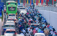 Ngày đầu thông xe, hầm chui 700 tỉ đồng ở Hà Nội đã tắc