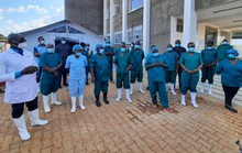 4 nhân viên y tế chết vì Ebola: WHO họp khẩn, Mỹ phòng thủ sân bay