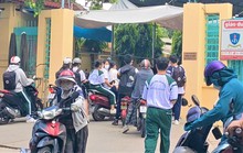 VIDEO: Học sinh chở 3, không mũ bảo hiểm thản nhiên vào trường học