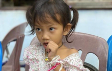 Nhờ ngủ say, bé gái sống sót thần kỳ trong vụ xả súng ở Thái Lan